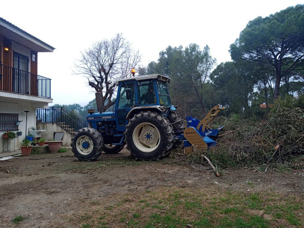Desbroce de ramas y restos forestales con tractor
