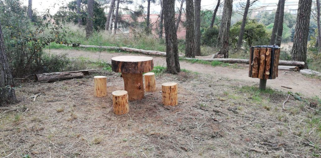 Mesa y taburetes artesanales construidos con madera de pino