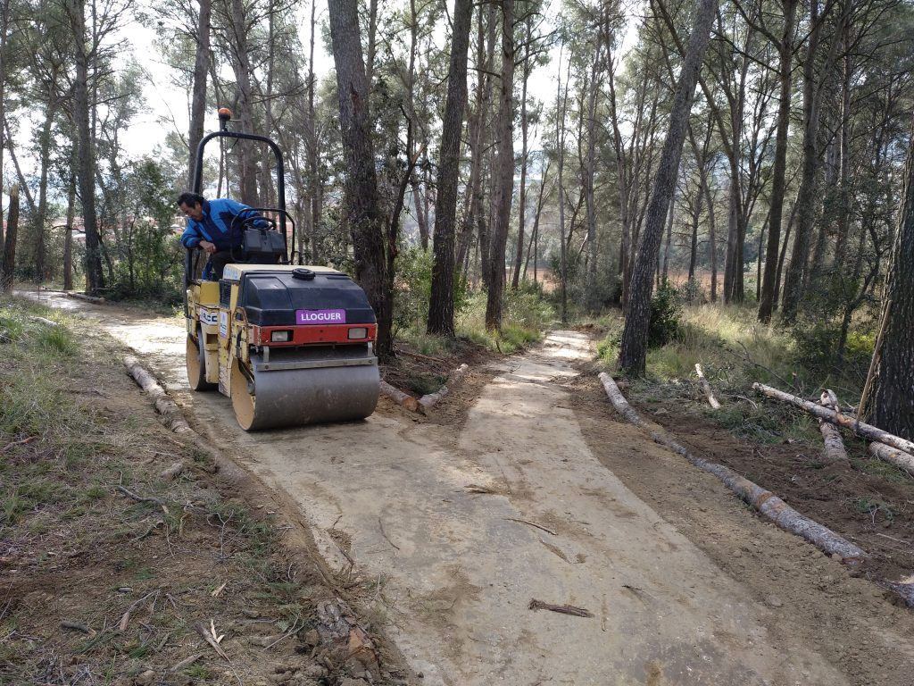 Pisonadora aplanando el camino