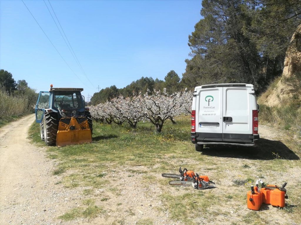 Tractor y furgoneta de Forescat