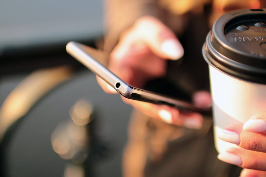Persona con un smartphone