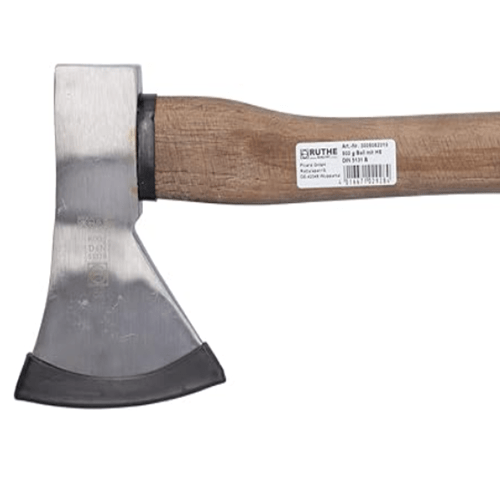 Hacha para cortar leña a una mano de madera