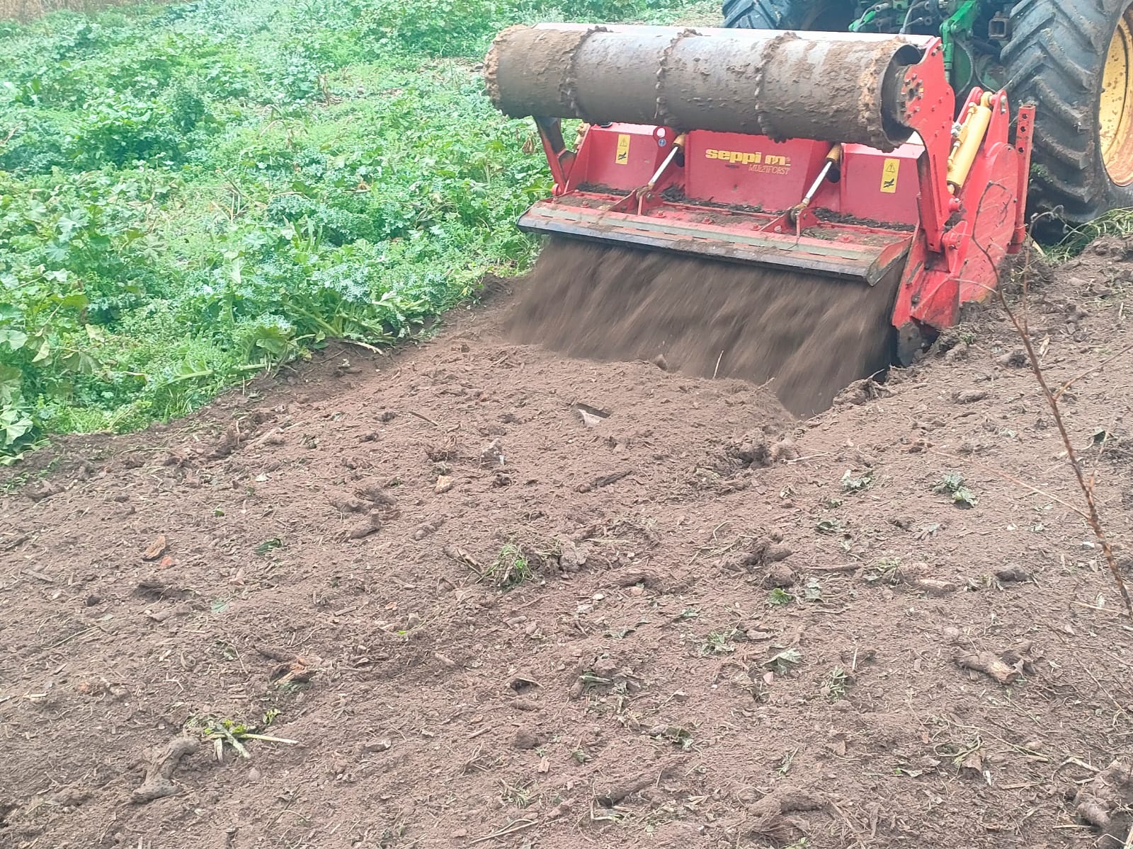 Tractoc con picadora de martillos para trituración de caña y restos