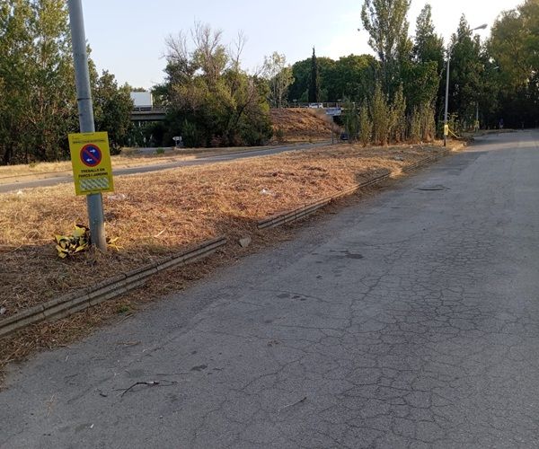 Soporte a la brigada con desbroce aparcamiento + señalización